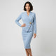 Jersey cruzado | detalle joya lateral | elegancia estructurada y cómoda