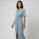 Vestido midi de cintura drapeada