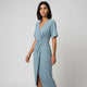 Vestido midi de cintura drapeada