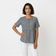 Blusa abotonada | rayas diagonales con corte bajo pecho | aporta estructura cómoda al conjunto