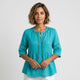 Blusa fluida con detalle bordado