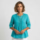 Blusa fluida con detalle bordado