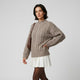 Jersey de punto trenzado | cuello alto estructurado | aporta abrigo y presencia equilibrada