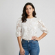 Blusa semitransparente con relieve floral | manga abullonada estructurada | elegancia ligera con presencia cuidada