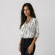 Blusa de patrón lineal con escote en V y manga amplia | ligereza visual para uso diario
