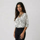 Blusa de patrón lineal con escote en V y manga amplia | ligereza visual para uso diario