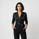 Blazer cruzado | cinturón lateral anudado | aporta estructura elegante sin rigidez