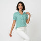 Blusa de rayas | cuello abierto con detalle de volantes | estiliza el conjunto con comodidad