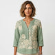 Blusa bordada de escote en pico
