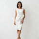 Vestido midi | drapeado escultórico lateral | elegancia firme con ajuste favorecedor