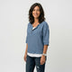 Blusa fluida con escote abierto y botonadura parcial | comodidad diaria con ajuste relajado