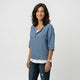 Blusa fluida con escote abierto y botonadura parcial | comodidad diaria con ajuste relajado