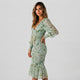 Vestido midi fruncido con volante