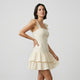 Vestido corto con tirantes anchos | escote recto estructurado | aporta equilibrio y movimiento natural