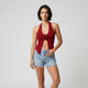 Top halter con detalle floral | escote abierto estructurado | estiliza el torso con ligereza visual